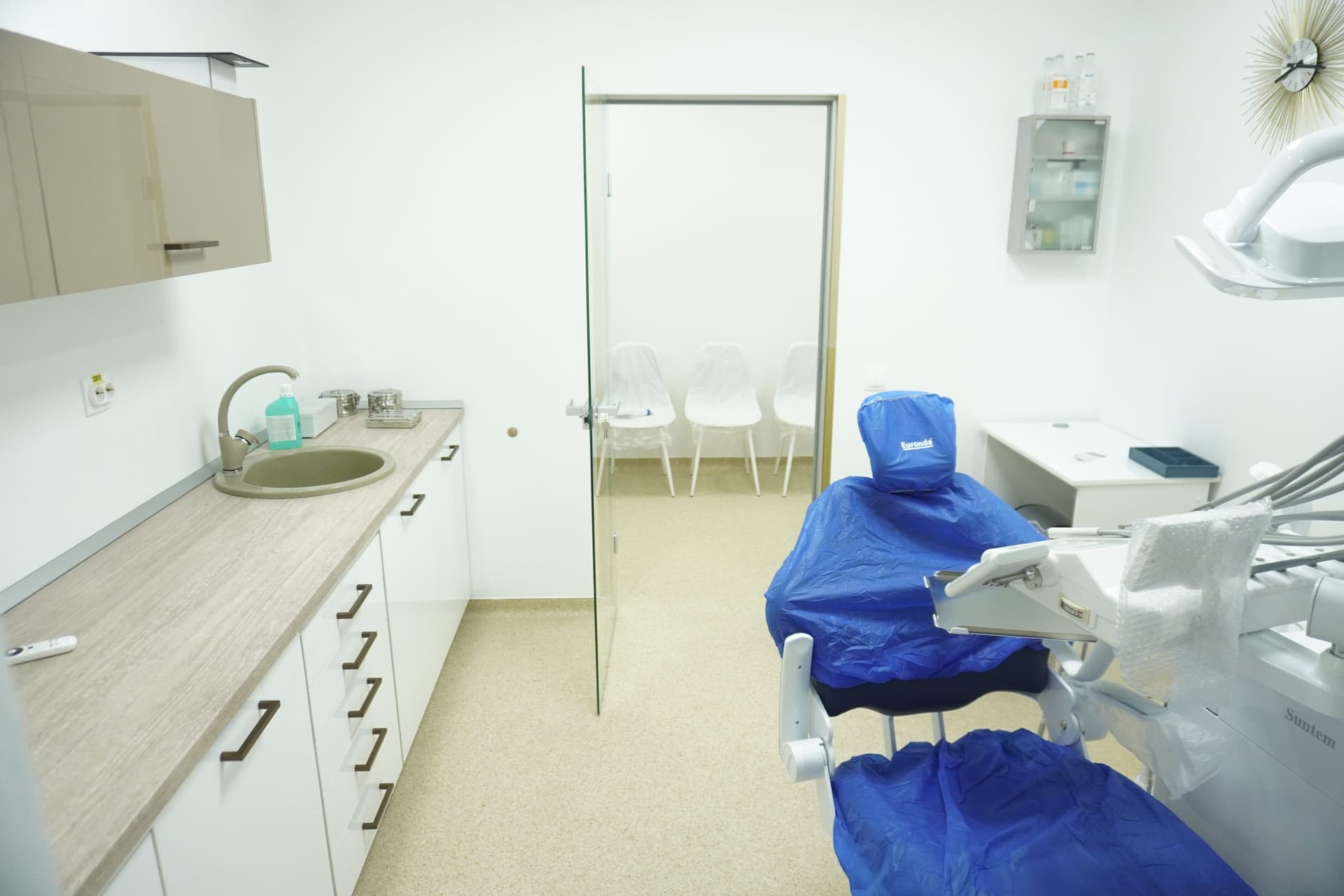 Albire dentară profesională cu lampă LED la Chromatic Dental Clinic Bacău