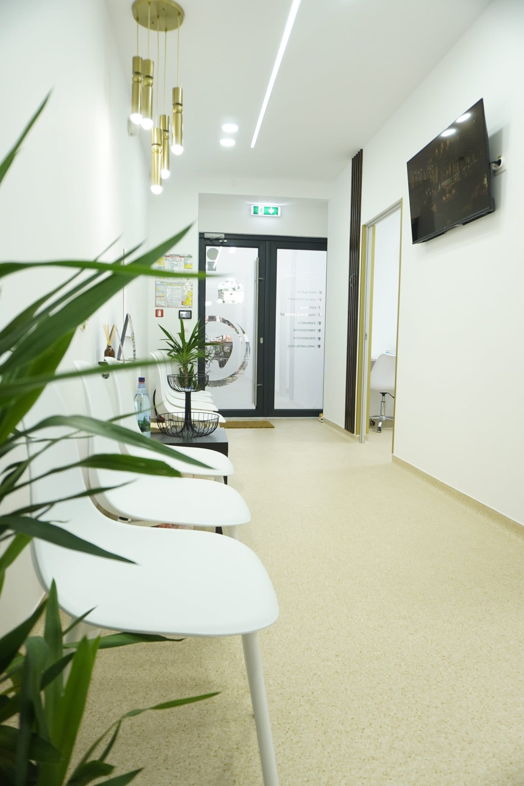 Explorează clinica noastră virtual — Chromatic Dental Clinic Bacău
