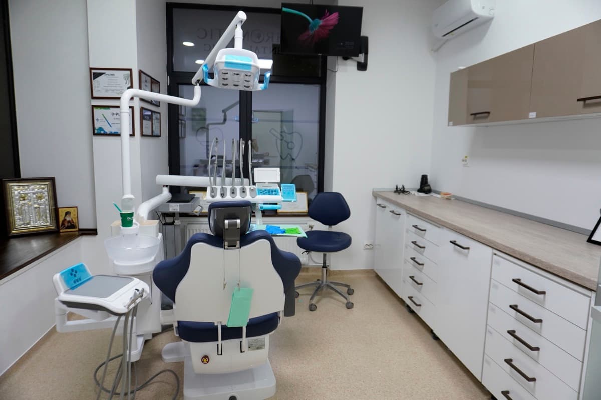 Sala de așteptare a clinicii stomatologice din Bacău — Chromatic Dental Clinic